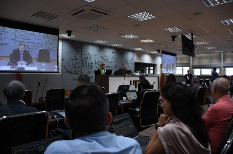 Reunião contou com transmissão ao vivo no Youtube (Foto: Decom)