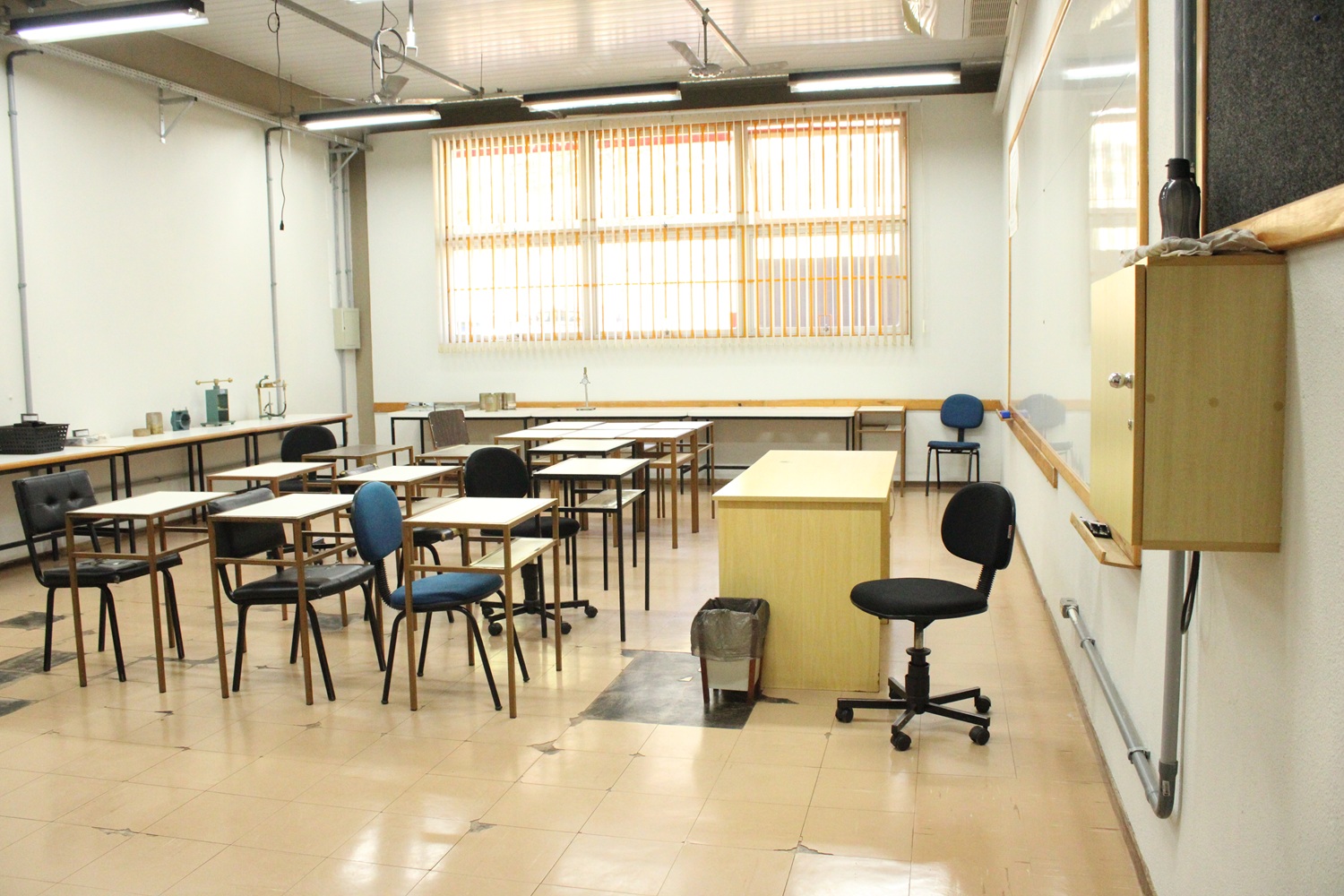 Laboratório J008