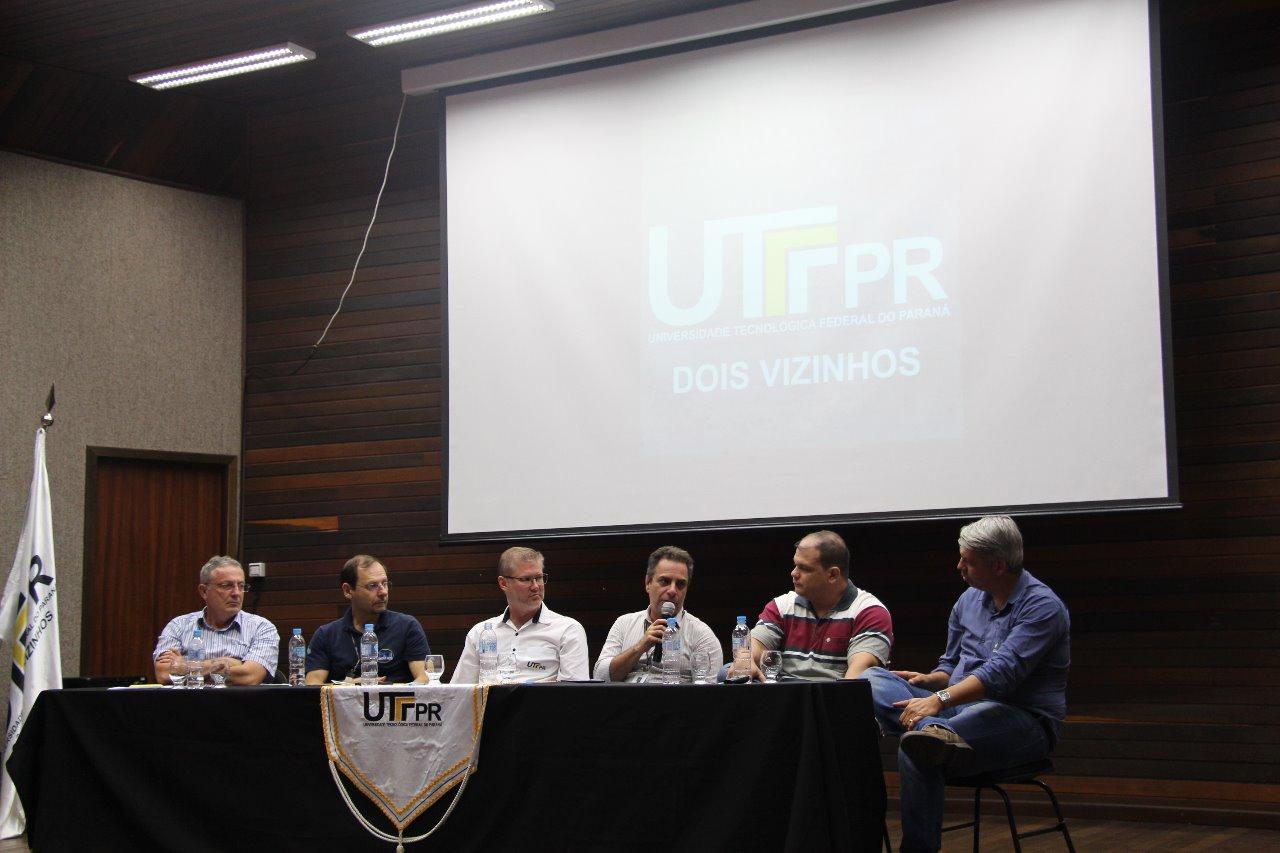 Prof. Glauco Miranda, quarto da esquerda para direita na foto.