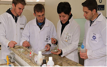 Alunos em experimentos