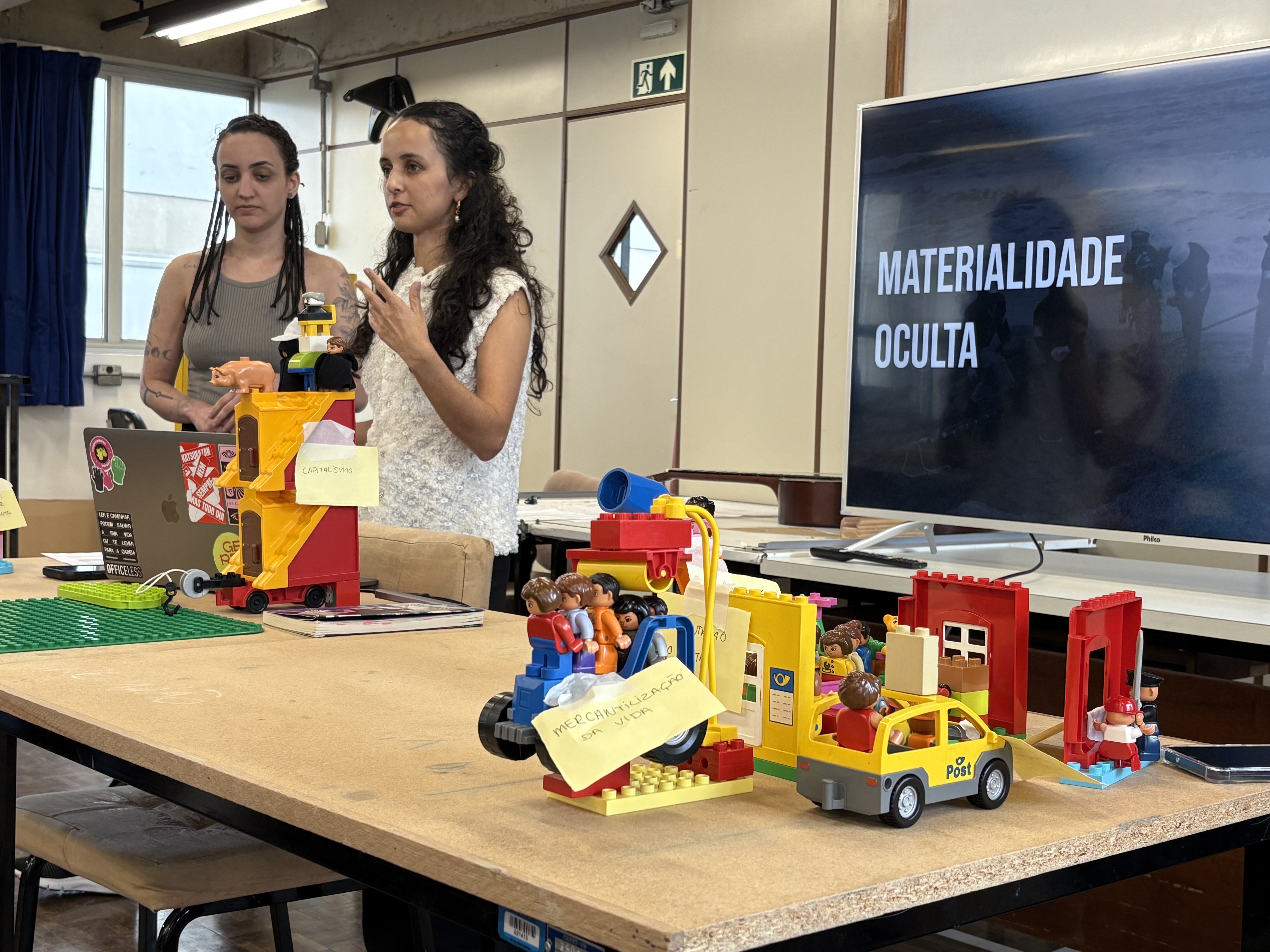 Na disciplina Estudos em Design Prospectivo, mergulha-se na materialidade oculta da sociedade.