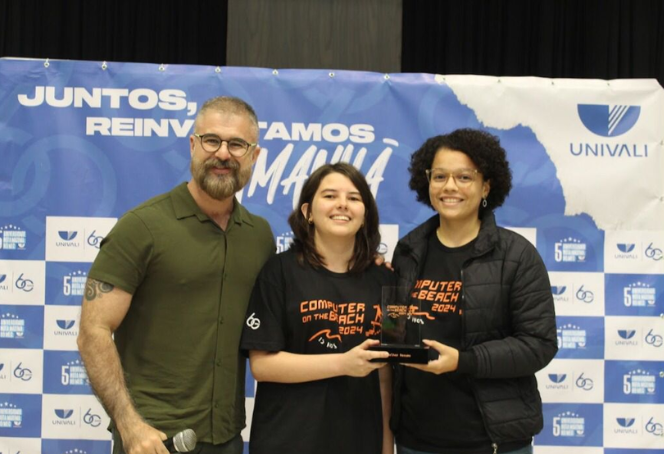 LEGENDA E CRÉDITOS: Alunas Milena e Ana Carolina (da esquerda para a direita) recebem o prêmio de Melhor Resumo do Professor Juliano Gaspar da UFMG (Foto: Divulgação).