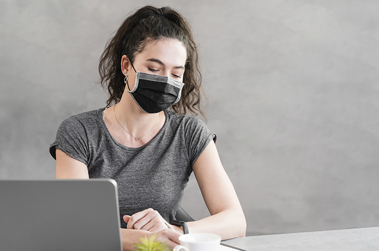 Candidata prepara a documentação para inscrição no processo (Foto ilustrativa: Freepik)