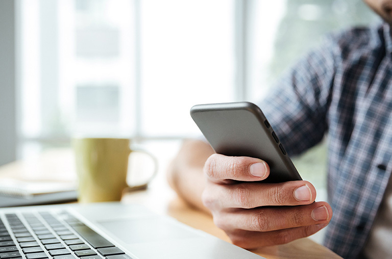Foto: Homem acompanha transmissão da Live pelo celular (Freepik)