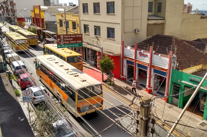A pesquisa monitorou as concentrações de poluentes em um cânion urbano localizado na rua Sergipe entre as ruas Minas Gerais e Mato Grosso, no centro de Londrina