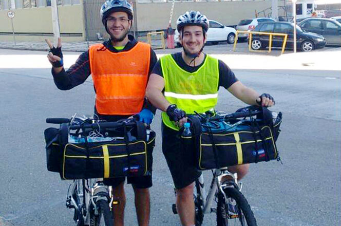 Matheus Toloto (à esquerda) e Yago Cipoli (à direita) utilizaram bicicletas para coletar os dados referentes à concentração de poluentes atmosféricos em Curitiba