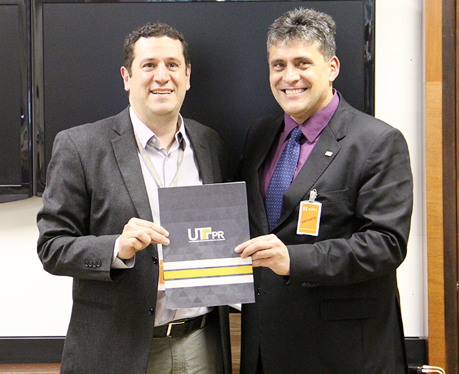 Diretor presidente da Copel DIS, Maximiliano Andres Orfali, e o reitor Luiz Alberto Pilatti, durante assinatura de documentos