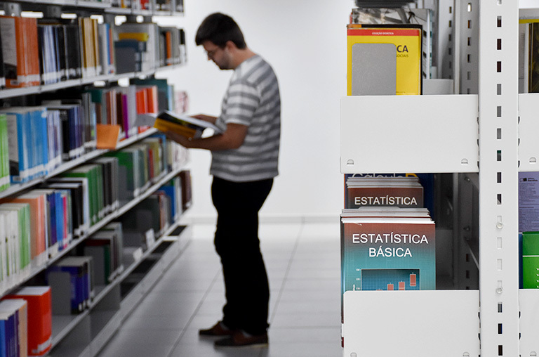 Cursos com inscrições abertas são realizados nas modalidades a distância e presencial e são pagos (Foto: Decom)