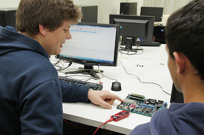 Alunos em laboratório no Câmpus Ponta Grossa (Foto: Decom)
