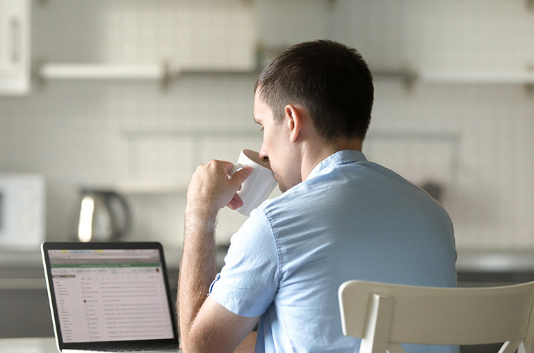 Professores se preparam para disciplinas em regime híbrido (Foto: Yanalya/Freepik)