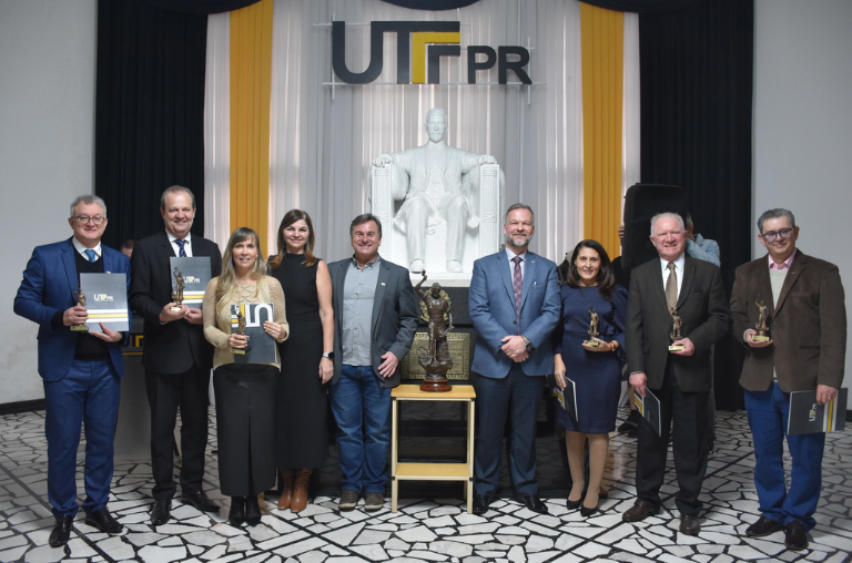 Homenageados com o Prêmio Forjadores da Inovação (Foto: Decom)