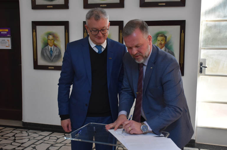 Vitor Roberto Tioqueta e Marcos Schiefler durante a assinatura do acordo de cooperação (Foto: Decom)