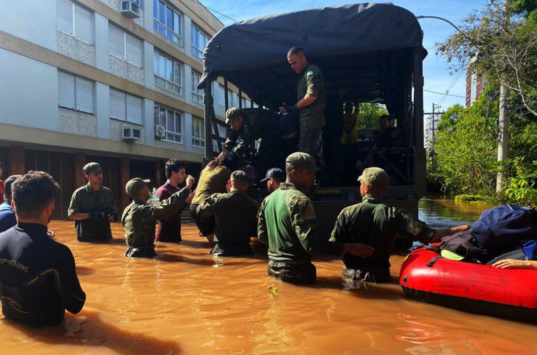 Ação de resgate no Rio Grande do Sul (Foto: Marinha do Brasil)