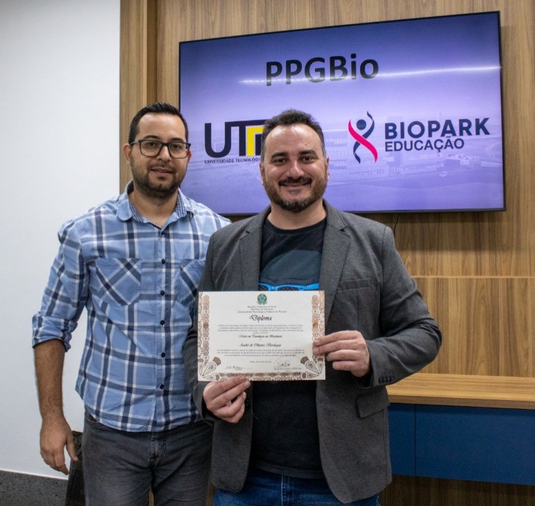 André de Oliveira Berdague e seu orientador Douglas José Coutinho.